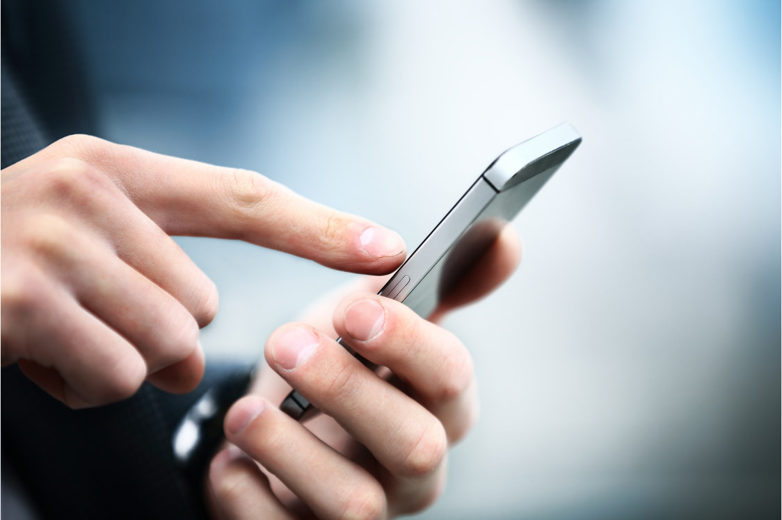 スマートフォンの画面に表示されたIoTセキュリティアプリ