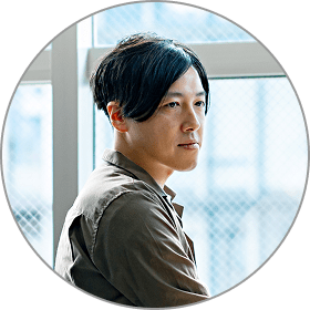 白いシャツで下を向く男性