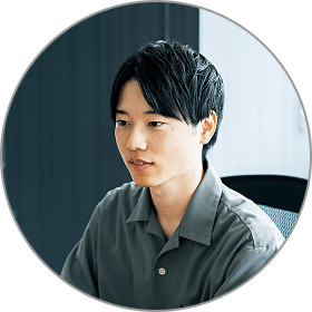 笑顔の男性エンジニア