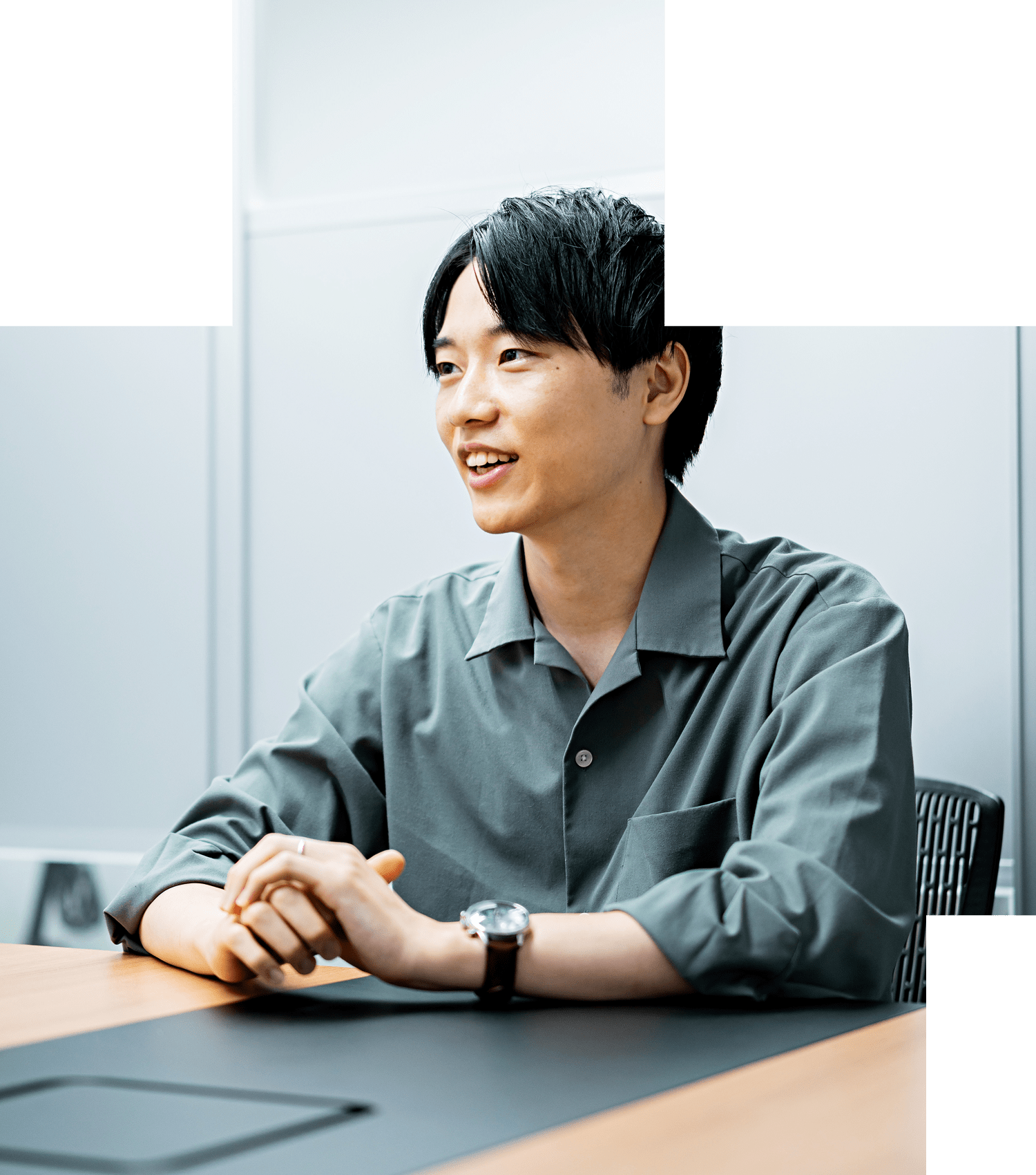 白いトップスを着た女性がテーブルに手を置いて話している様子