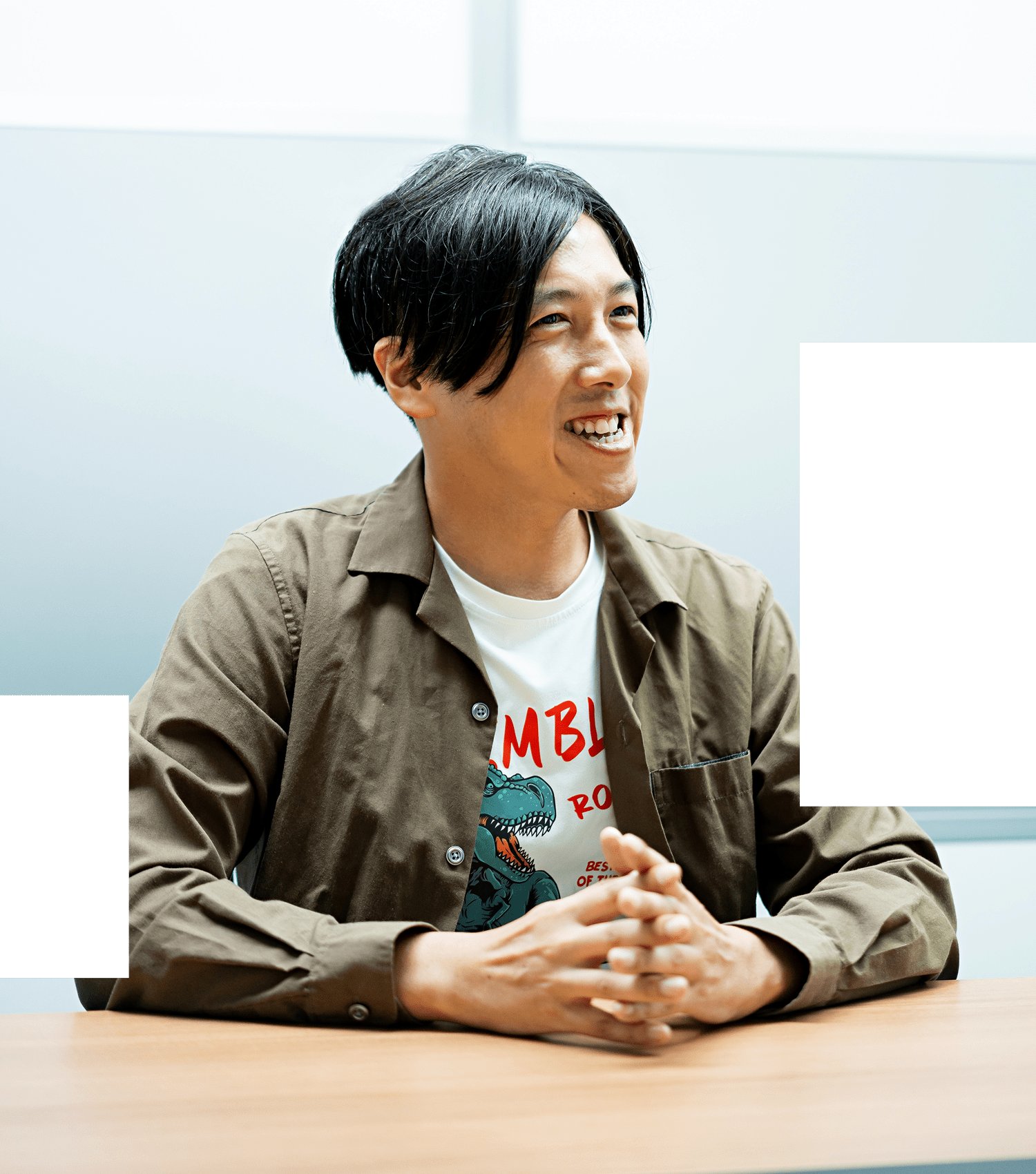 白いトップスを着た女性がテーブルに手を置いて話している様子